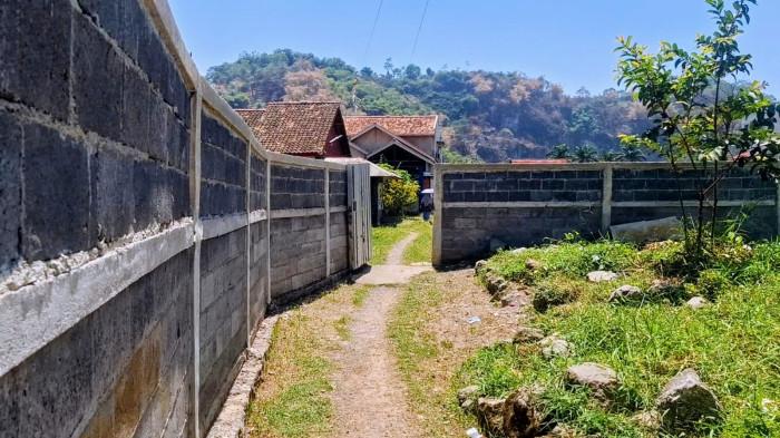 AKSES - Kompleks Grand Cendana Residence, Desa Wargaluyu, Kecamatan Arjasari, Kabupaten Bandung, Jawa Barat. Warga Komplek Grand Cendana Residence Arjasari evaluasi pintu akses pasca-pitbull dari luar komplek terlepas dan terkam bocah SD 9 tahun.Tribun Jabar / Adi Ramadhan Pratama.