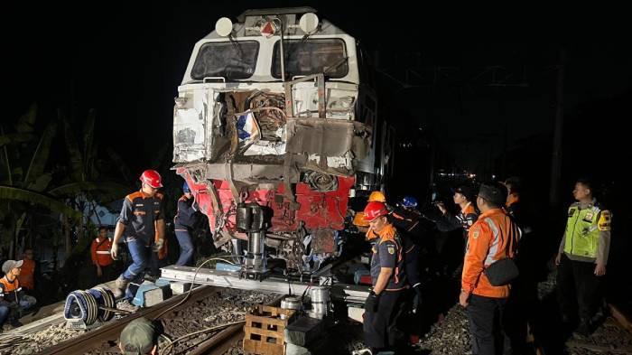 RUSAK. Kecelakaan kereta tertemper truk pasir di perlintasan kereta api wilayah Desa Sumyang, Kecamatan Jogonalan, Kabupaten Klaten, Kamis (27/8/2026).
