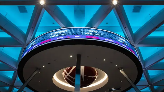 IHSG melemah sejak awal perdagangan yang dibuka pada level 8.027,82. Berdasarkan data RTI, Kamis (29/1/2026), IHSG sore turun 88,354 poin atau setara 1,06 persen ke posisi 8.232,201. Tampak dalam foto, papan elektronik menampilkan pergerakan Indeks Harga Saham Gabungan (IHSG) di Bursa Efek Indonesia, Jakarta, Kamis (29/1/2026). (YASUYOSHI CHIBA/AFP)