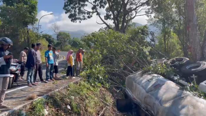 MASUK JURANG - Satu unit kendaraan truk tangki mengalami kecelakaan tunggal, yang terjadi di Jalan Raya Gentong, Kecamatan Kadipaten, Kabupaten Tasikmalaya, Jawa Barat, Jumat (28/8/2026) pagi.