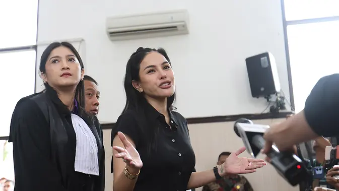 Terdakwa kasus pemerasan dan Tindak Pidana Pencucian Uang (TPPU), Nikita Mirzani menjawab pertanyaan pewarta usai mengikuti sidang pembacaan putusan di Pengadilan Negeri Jakarta Selatan, Selasa (28/10/2025). (Kapanlagi.com/Budy Santoso)