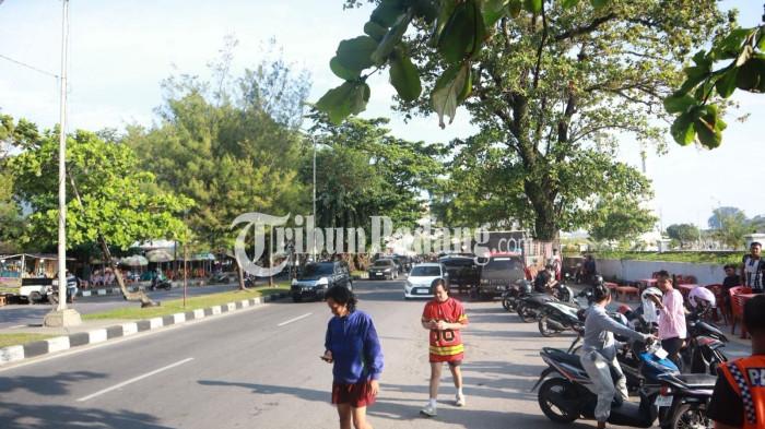 JOGGING TAPLAU- Suasana jogging di Taplau Kota Padang, Sabtu (29/8/2026). Aktivitas lari sore di pesisir Kota Padang ini perlahan-lahan bertransformasi menjadi gaya hidup populer bagi warga lokal.