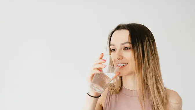 Air Dingin vs Air Suhu Ruang (Foto: Pexels/Karola G)