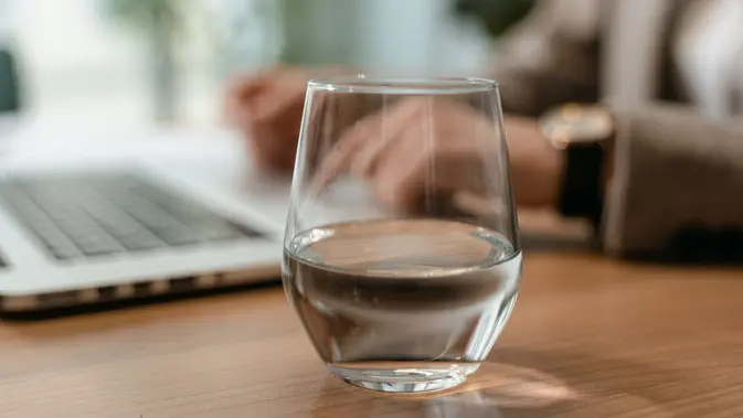 Air Dingin vs Air Suhu Ruang (Foto: Pexels/Mart Production)