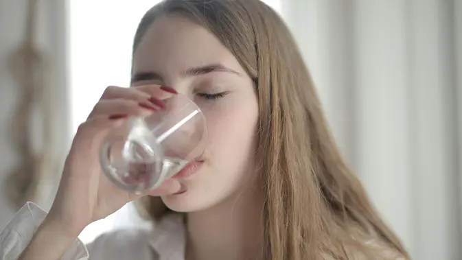 Ilustrasi Minum Air untuk Masalah Kulit (Sumber: Andrea Piacqudio/unsplash.com)