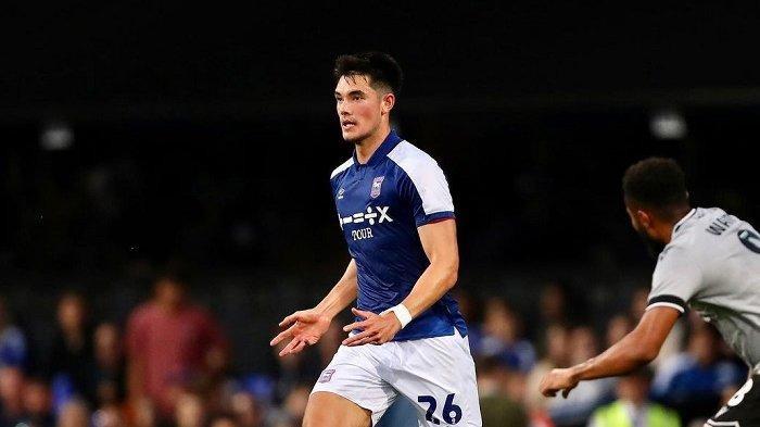 AKSI ELKAN BAGGOTT - Pemain Timnas Indonesia, Elkan Baggott bertanding di Carabao Cup 2023. Peluang Elkan Baggott untuk menembus skuad utama Ipswich Town musim 2025/2026 kini terbuka lebar.