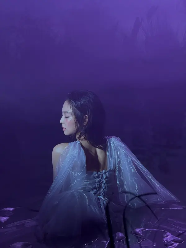 Jennie BLACKPINK Jennie BLACKPINK di video musik Fallen Angel. (dok. Instagram @jennierubyjane)