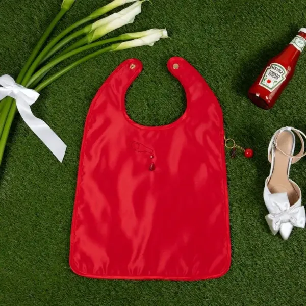 Unik! Merek Saus Ini Rilis Celemek Makan yang Bisa Berubah Jadi Tasx
