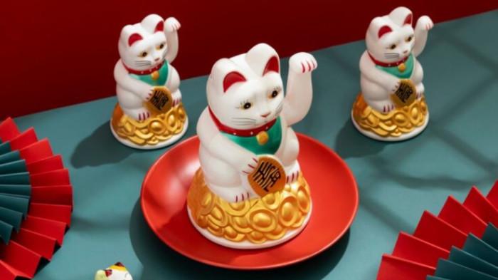 RAMALAN SHIO - Ilustrasi Maneki Neko, patung kucing keberuntungan yang melambangkan  keberuntungan, kekayaan, dan penarik rezeki.