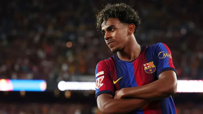 Penyerang Barcelona, Lamine Yamal, merayakan gol kelima timnya dalam pertandingan Liga Spanyol antara FC Barcelona dan Rayo Vallecano de Madrid di Stadion Camp Nou, Barcelona, Selasa (1/9/2026) dini hari WIB. (Lluis Gene/AFP)