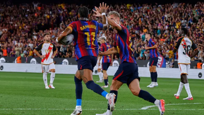 Raphinha dari Barcelona melakukan selebrasi setelah mencetak gol pertama timnya pada pertandingan La Liga Spanyol antara Barcelona dan Rayo Vallecano di Barcelona, ​​Spanyol, Selasa (1-9-2026) dini hari WIB. (AP Photo/Joan Monfort)