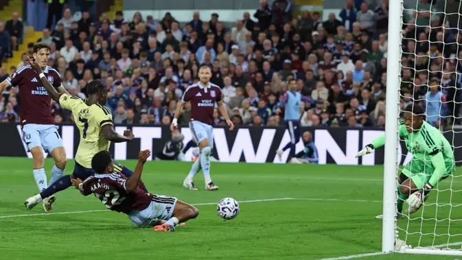 Gelandang asal Inggris milik Arsenal, Bukayo Saka (nomor punggung 7, kedua dari kiri), mencetak gol pembuka dalam pertandingan Liga Inggris antara Aston Villa dan Arsenal di Villa Park, Birmingham, Inggris tengah, Selasa (1-9-2026) dini hari WIB. (Darren Staples/AFP)