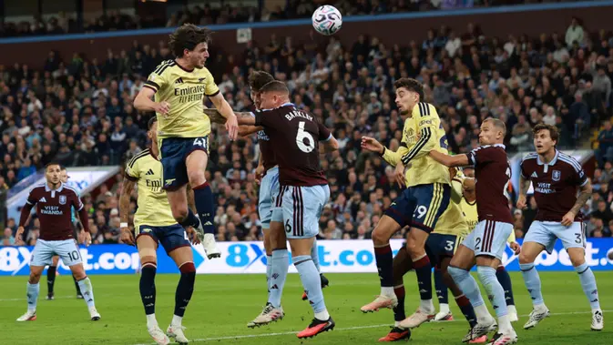 Declan Rice dari Arsenal menyundul bola saat pertandingan sepak bola Liga Inggris antara Aston Villa dan Arsenal di Birmingham, Inggris, Selasa (1-9-2026) dini hari WIB. (AP Photo/Morgan Harlow)