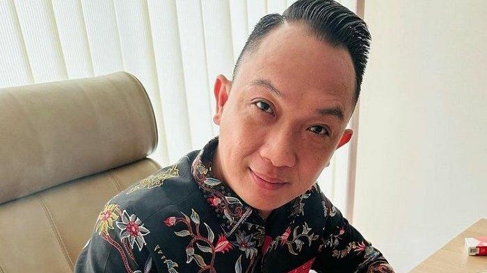 Pengusaha John LBF terkenal dermawan. Terbaru dia membantu Polda Metro Jaya mewujudkan program bedah rumah.