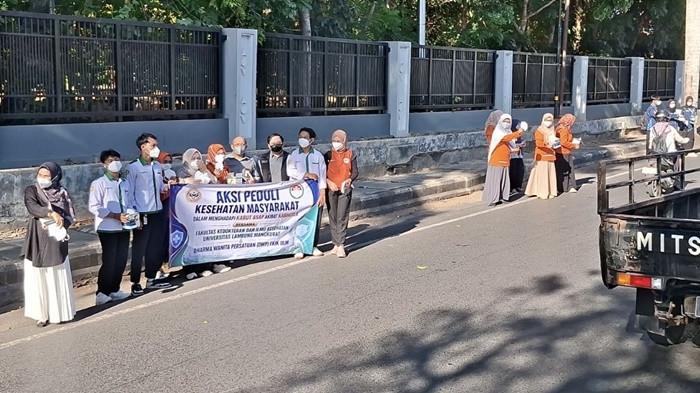 Pembagian masker dalam aksi peduli kesehatan