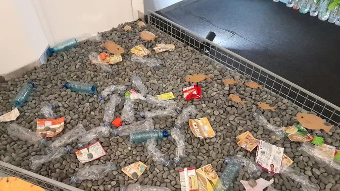 Ilustrasi sampah plastik dan botol bekas di Pameran Bukan Tentang Sampah, di Erasmus Huis, Jakarta, pada Kamis, 5 Februari 2026.