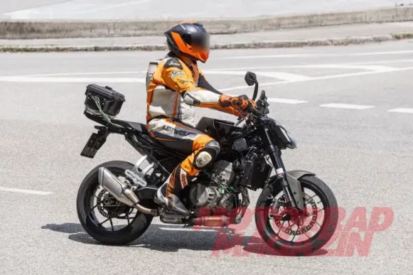 2027 ktm duke 490 twin cylinder sportsbike spyshot 2.jpg