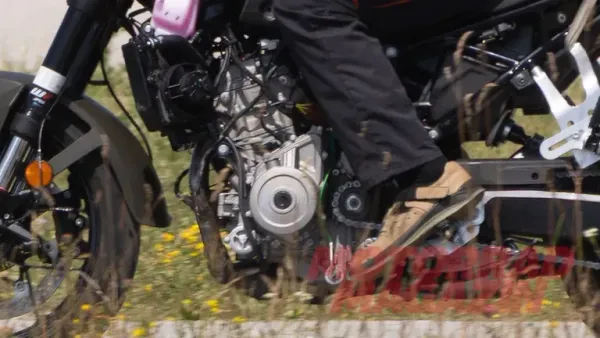 2027 ktm duke 490 twin cylinder sportsbike spyshot 5.jpg