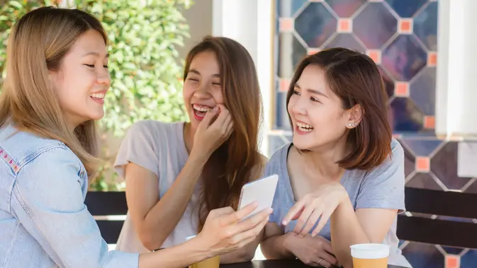 Menjadi pendengar aktif Menjadi pendengar aktif saat mengobrol/Copyright Freepik/tirachardz.