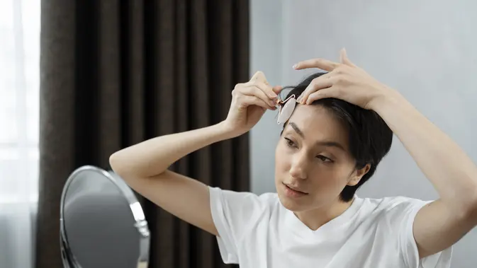 Merawat Kulit Kepala Menjadi Cara Penting untuk Merawat Rambut Beruban Disarankan untuk memijat beberapa tetes minyak kelapa atau zaitun ke kulit kepala setiap hari sebagai cara merawat rambut beruban. (Foto/dok: Freepik)