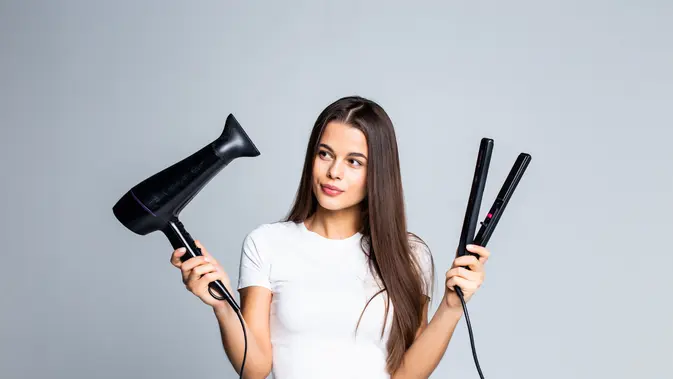 Kebiasaan Menggunakan Alat Styling Bisa Merusak Rambut Terlalu sering menggunakan suhu tinggi pada catokan, curling iron, atau hair dryer bisa membuat rambut kehilangan kelembapan alaminya. (Foto/dok: Freepik/diana.grytsku)