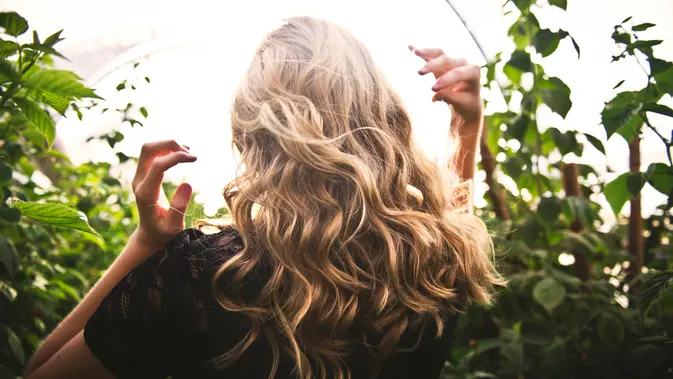 Pilih produk perlindungan rambut yang cocok dengan tipe rambut Anda. [Dok/Pexels.com/Tim Mossholder].