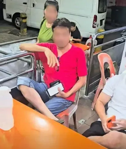 Pelanggan dan pemilik kedai berantem Heboh! Pelanggan dan Pemilik Kedai Ribut Gegara Botol Air Minum