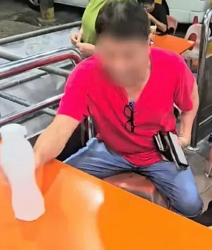 Pelanggan dan pemilik kedai berantem Heboh! Pelanggan dan Pemilik Kedai Ribut Gegara Botol Air Minum