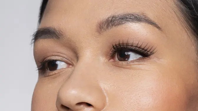 Mulai dari Persiapan Bulu Mata Cluster lashes bisa menjadi pilihan untuk membuat mata terlihat lebih lentik tanpa menggunakan full strip lashes. Dengan teknik pemasangan yang tepat, hasilnya bisa lebih rapi dan nyaman. (Foto/Dok: Magnific)