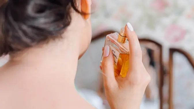 6 Varian Parfum Pria Terbaru, Wanginya Bisa Tahan hingga 10 Jam Ilustrasi menyemprot parfum Elixir dan Eau de Parfum. (dok. Lubov Lisitsa/Pixabay)