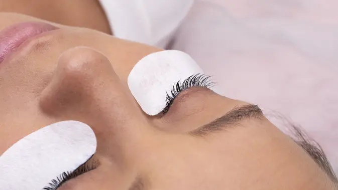 Hindari Terlalu Sering Menyentuh Mata Agar cluster lashes tetap rapi, perawatan setelah pemasangan sama pentingnya dengan teknik aplikasi. Hindari kebiasaan yang bisa membuat adhesive cepat kehilangan daya rekat. (Foto/Dok: Magnific)