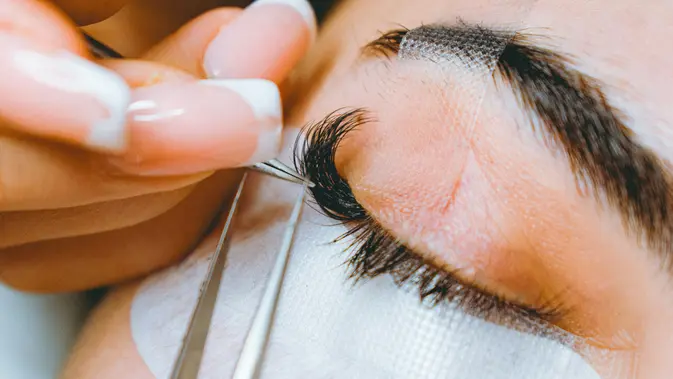 Cluster Lashes Cluster Lashes (unsplash.com/Victor Sirbu)