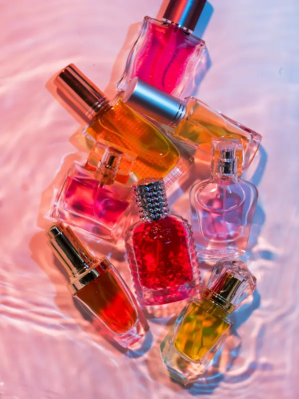 Mengulik wangi Elixir & Eau de Parfum Perbedaan Elixir dan Eau de Parfum tidak hanya terletak pada seberapa kuat aromanya. Komposisi, karakter notes, serta bagaimana parfum berkembang di kulit juga ikut memengaruhi pengalaman pemakaian. (Foto/Dok: Magnific)