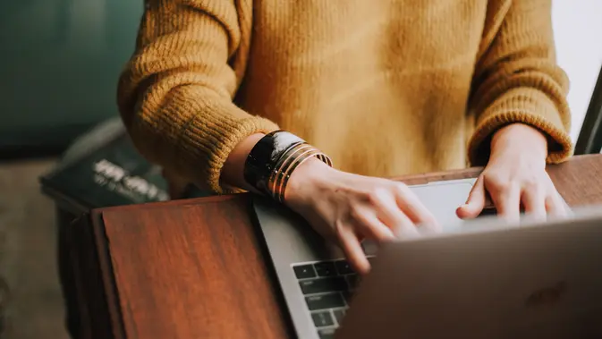 Contoh ilustrasi melakukan tugas dengan mono-tasking Ilustrasi side hustle. (Foto: Unsplash.com/Christin Hume)