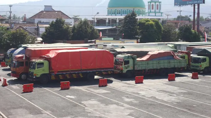 Polisi Urai Macet di Pelabuhan Ketapang (Foto: Hermawan Arifianto/Liputan6.com)