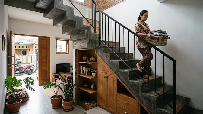 Tangga beton multifungsi dengan ruang penyimpanan di rumah sempit. [AI Generated]