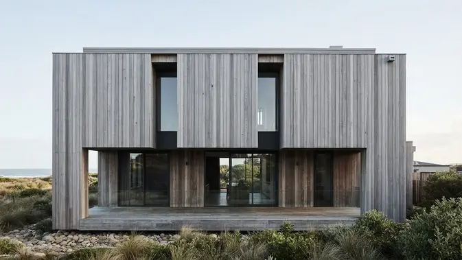 Model Fasad Rumah dengan Aksen Kayu Vertikal Fasad Kayu Vertikal Bergaya Rumah Pesisir (Coastal Retreat Cladding). Foto: AI Generated