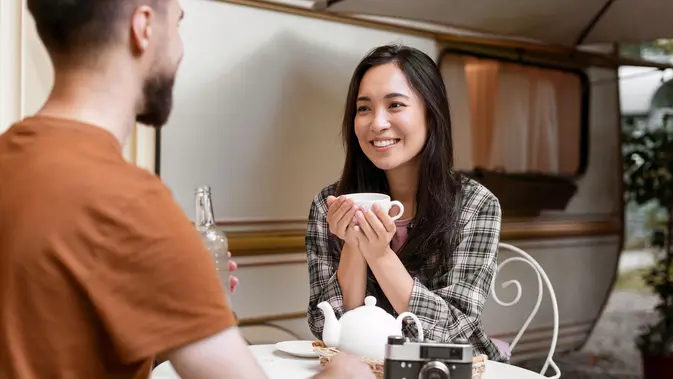Cara Keluar dari Situationship Sebelum Terjebak Lebih Dalam - 2 ilustrasi berbicara secara langsung/copyright freepik.com/freepik