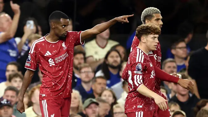 Striker Liverpool, Alexander Isak (kiri), merayakan gol yang dicetaknya ke gawang Ipswich Town kala kedua tim bermain di Portman Road, Ipswich, pada laga pekan ketiga Premier League 2026/2027, Sabtu (5/9/2026) dini hari WIB. (Henry NICHOLLS / AFP)