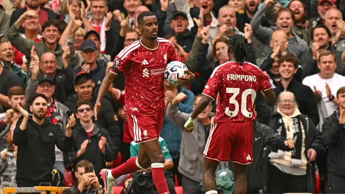 Striker Liverpool Alexander Isak rayakan gol ke gawang Nottingham Forest pada laga Liga Inggris 2026/2027. (AFP/Oli Scarff)