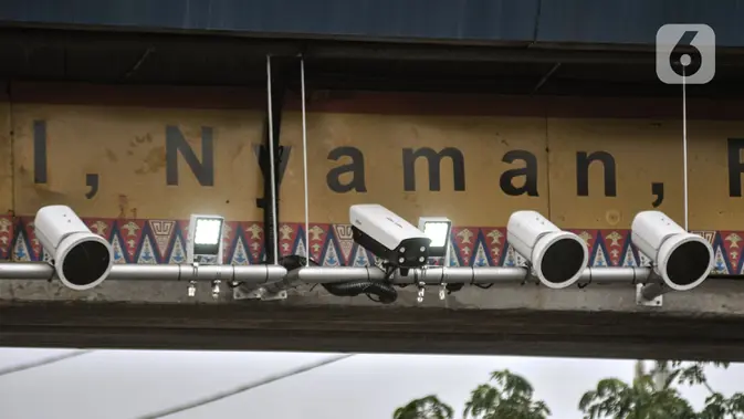 Kamera tilang elektronik atau Electronic Traffic Law Enforcement (ETLE) di Jalan Margonda Raya, Depok, Jawa Barat. (merdeka.com/Iqbal S. Nugroho)