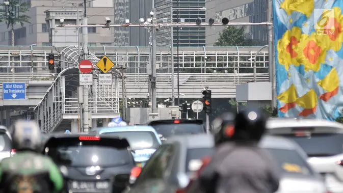 Kendaraan melintasi kamera CCTV sistem ETLE di Simpang Sarinah, Jalan MH Thamrin, Jakarta. (merdeka.com/Iqbal Nugroho)