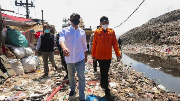 Gubernur Jawa Tengah, Ahmad Luthfi setelah meninjau TPA Putri Cempo juga mengecek langsung layanan Speling di sekitar lokasi.
