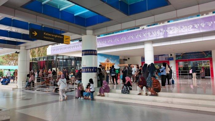 ARUS BALIK - Suasana di Bandara Djalaludin Gorontalo, Jumat (4/4/2025). Terjadi kepadatan dan lonjakan arus mudik 2 persen dibandingkan 2024. Foto (Arianto Panambang).