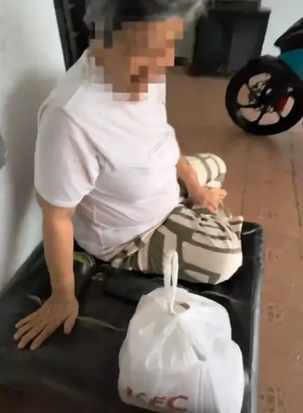 Ojol kasih hadiah ke lansia Mulia! Kurir Makanan ini Pilih Sedekah ke Pelanggan Wanita Paruh Baya