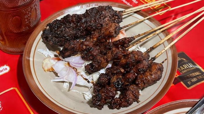 KULINER LEGEND SOLO - Menu andalan di Sate Kambing Pak H. Kasdi Solo, Jawa Tengah, beberapa waktu lalu. Berikut rekomendasi kuliner di dekat Terminal Tirtonadi Solo.