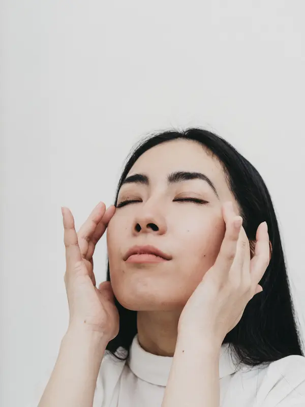 Cara Menggunakan Serum agar Wajah Lebih Bercahaya Ilustrasi moisturizer untuk kulit sensitif. (dok. Scandinavian Biolabs/Unsplash.com)