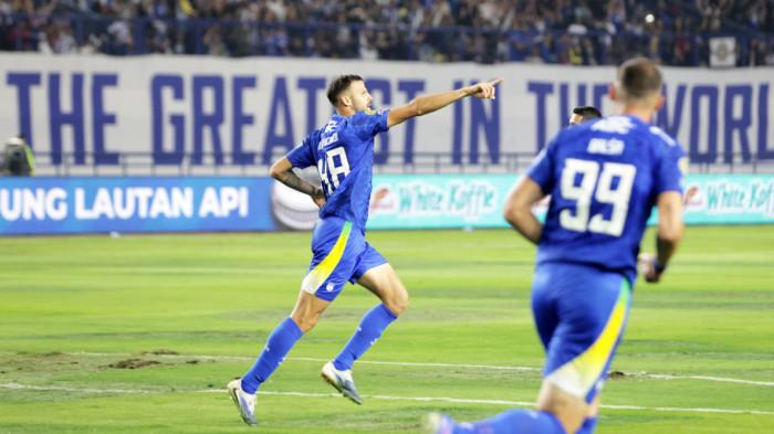 SELEBRASI - Bek Persib Bandung, Patricio Matricardi merayakan gol saat melawan PSM Makassar pada laga perdana Super League 2026/2027 di Stadion Gelora Bandung Lautan Api (GBLA), Minggu (6/9/2026) malam WIB. Persib menang comeback 3-1.