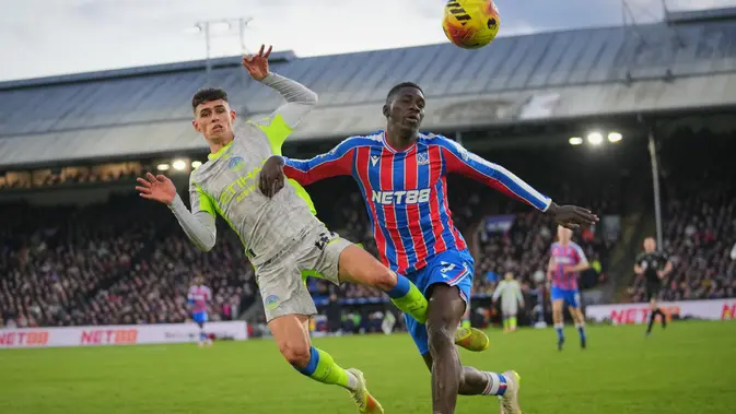 phil foden man city crystal palace Phil Foden berebut bola dengan Ismaila Sarr dalam laga Liga Inggris antara Crystal Palace vs Manchester City di Selhurst Park, 14 Desember 2025. (AP Photo/Kin Cheung)
