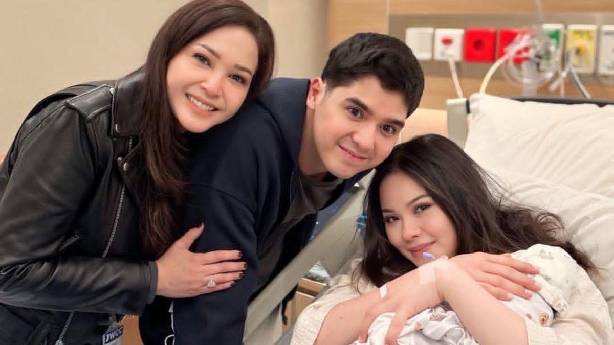 KABAR ARTIS - Maia Estianty bersama Al Ghazali dan Alyssa Daguise setelah persalinan.
